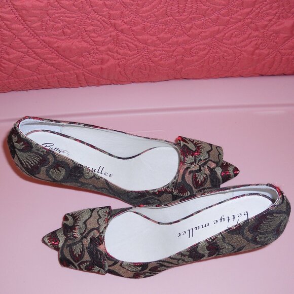 Bettye Muller 7M Brocade High Heels Red Olive Pointy Toe Pumps - Picture 5 of 9
